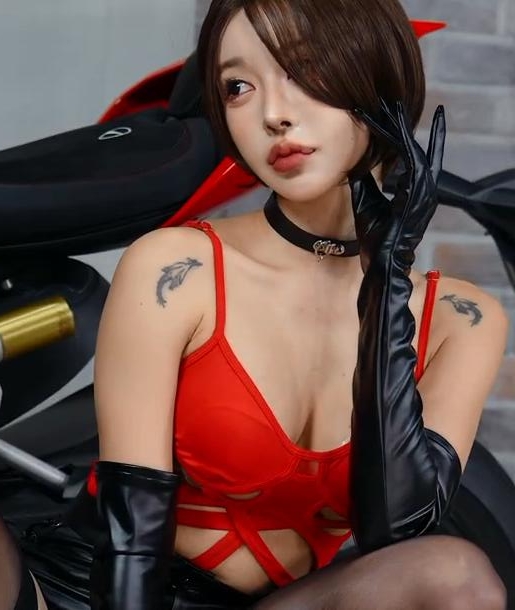 模特소희(Sohee) JC车展现场直拍：红色绑带连体衣与黑色皮革热裤